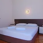 Obitelji Lemac Apartment Primosten