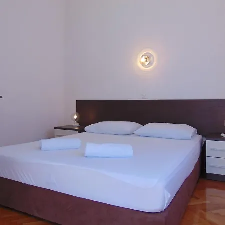 Obitelji Lemac Apartment Primosten